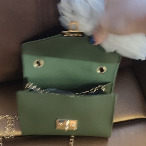Elegant Green Handbag with Chain Strap - Picture 3 of 3